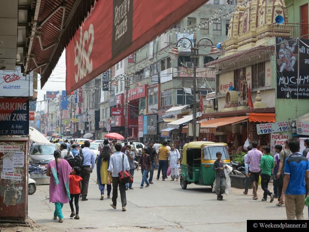 In Karol Bagh zijn veel juweliers en kledingwinkels. Ook buitenlandse merken als Pizza Hut, TGIF, Reebok, Sketchers, Puma en Lacoste hebben hier winkels. Het metrostation van Karol Bagh ligt vlakbij Ajmal Khan Road..